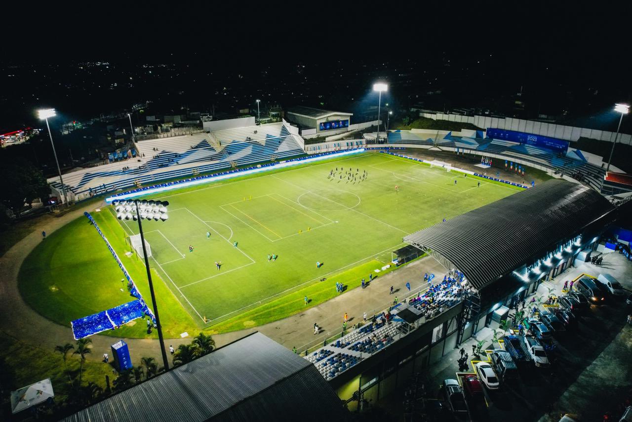 futbolista-salvadorena-destaca-las-excelentes-condiciones-del-estadio-nacional-las-delicias